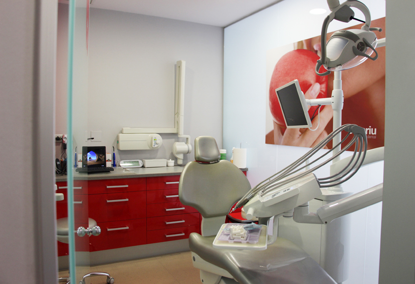 Gabinete odontológico moderno en Somriu Clínica Dental Ripollet